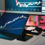 Imagem de gráfico do BTC em tablet e computador