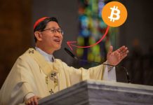 Mercado cripto aposta pesado em novo Papa, veja o favorito e como ganhar na eleição Luis Antonio Tagle com seta apontando para ele e logo do bitcoin em laranja