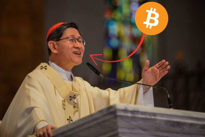 Luis Antonio Tagle com seta apontando para ele e logo do bitcoin em laranja